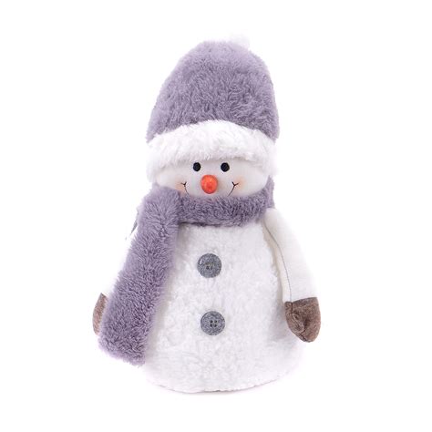 Snehuliak dáva mrkvu hladnému zajacovi