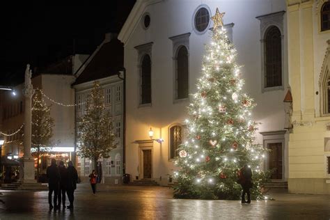 Záber na vianočnú výzdobu v centre mesta Sabinov a vianočný stromček