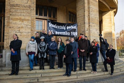 historické foto z Nežnej revolúcie, pochod študentov