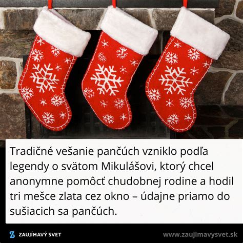 Vianočné pančuchy z hrubého úpletu zavesené pri krbe