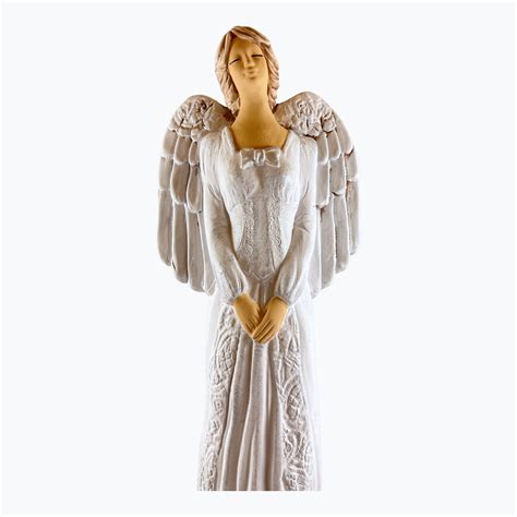 Dizajn sediaceho anjela v bielych šatách so striebornými detailmi