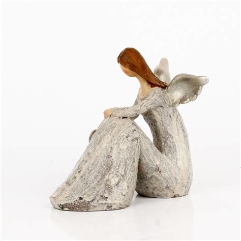 Detailná fotografia sediaceho anjela ukazujúca textúru a detaily