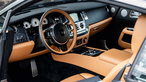 Interiér luxusného Rolls-Royce s koženými sedačkami a drevenými detailmi