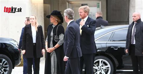 Kráľovský pár nastupuje do luxusného automobilu