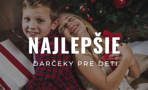 Ilustračná fotografia šťastných tínedžerov otvárajúcich darčeky