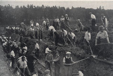 Fotografia: Civilní obyvatelia pracujú na výstavbe opevnení počas SNP, 1944