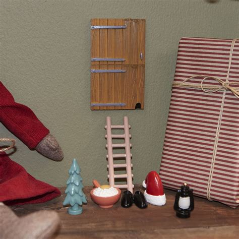 Foto: detail dvierok pre škriatkov s miniatúrnymi doplnkami