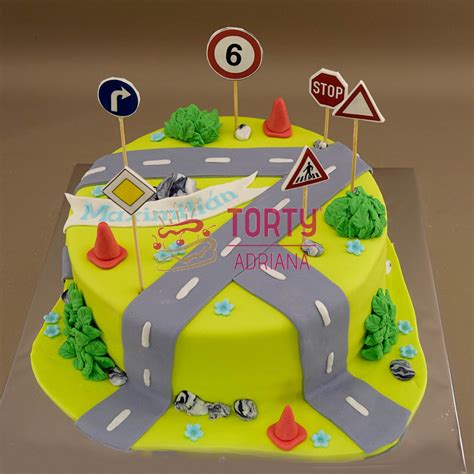 inšpiratívna schéma zdobenia torty s dopravnými značkami