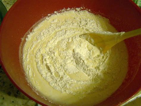 Ingrediencie na medovníkové cesto v miske