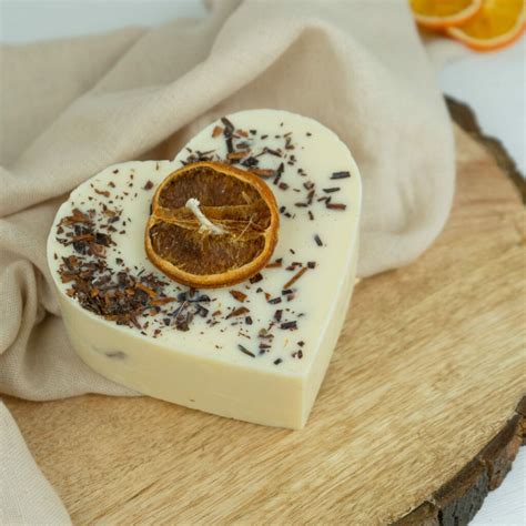 Ilustrácia balíčka zdobeného sušeným pomarančom a škoricou