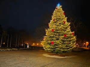 Schéma jednoduchého balenia darčeka s vianočným stromčekom z pásky