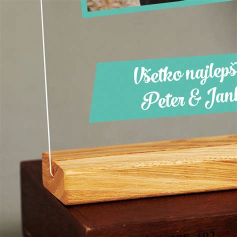 Drevená karta s personalizovanou fotografiou a stojanom