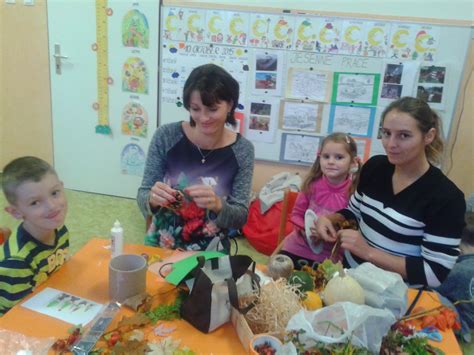 Novoročné dekorácie na oknách materskej školy s použitím šablón