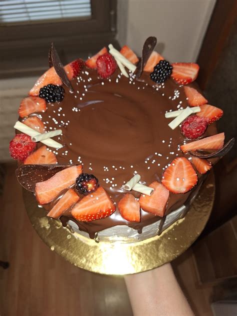 Ukážka torty zdobenej čerstvým ovocím a čokoládou