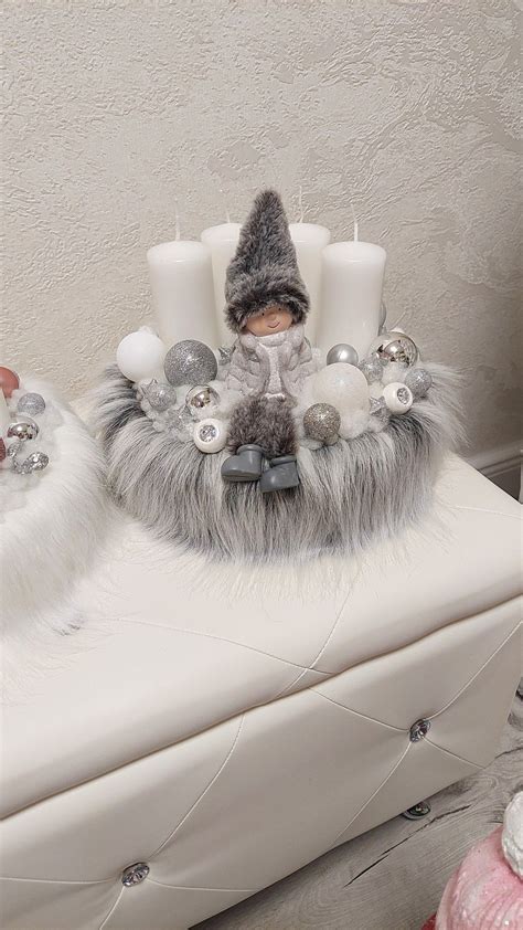 Vianočný aranžmán do kvetináča s ihličnatými konármi, šuškami a vianočnými guľami