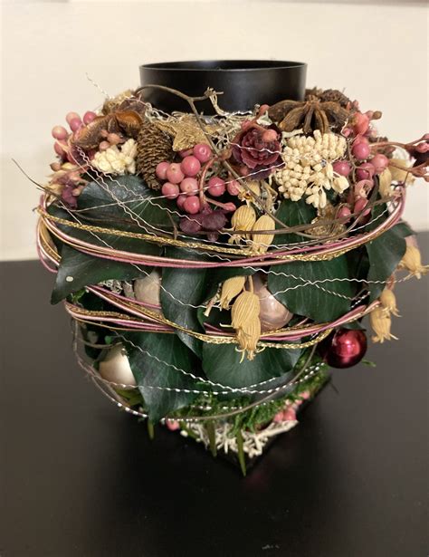 Vianočný aranžmán do kvetináča so sukulentmi, ihličnatými konármi, vianočnými guľami a svetielkami