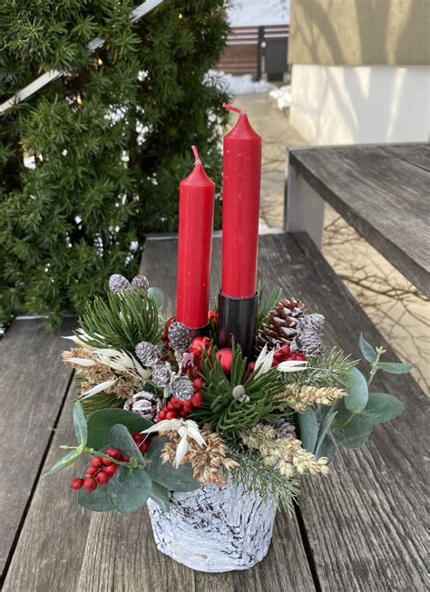 Prírodný vianočný svietnik v kvetináči z brezovej kôry s machom, šiškami a červenými guľami