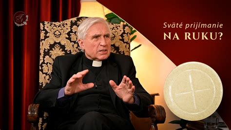 Fotografia veriaceho prijímajúceho Eucharistiu do úst a kľačiac