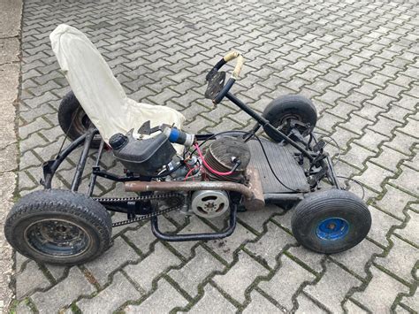 Motokára alebo športové auto na pretekárskej dráhe