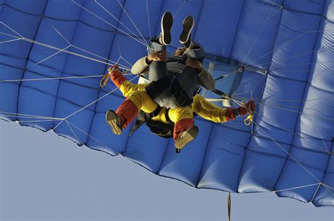 Osoba skáčuca tandemovým zoskokom padákom