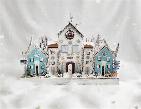 Zimná chalupa s vianočnou výzdobou v zasneženej krajine