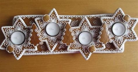 Detail zdobeného medovníkového adventného svietnika s korením a sviečkami