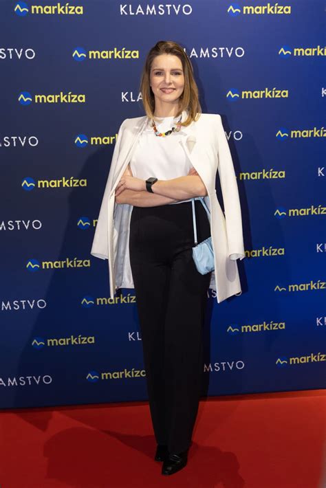 Monika Horváthová v jednoduchých bielych šatách na civilnom obrade