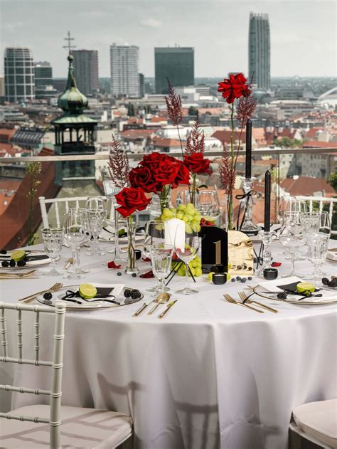 Fotografia elegantne prestretého stola v reštaurácii s menovkami a kvetinovou výzdobou.