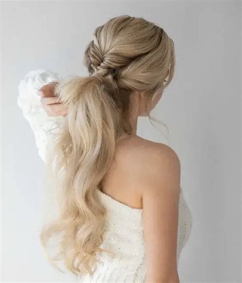 Detail účesu s jemnými vlnami na dlhých vlasoch