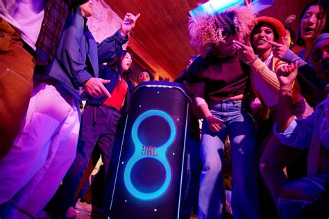 Tematická fotografia: Rozžiarený dav na techno party so svetelnými efektmi