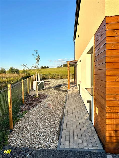 Foto svadobného páru v exteriéri golfového ihriska