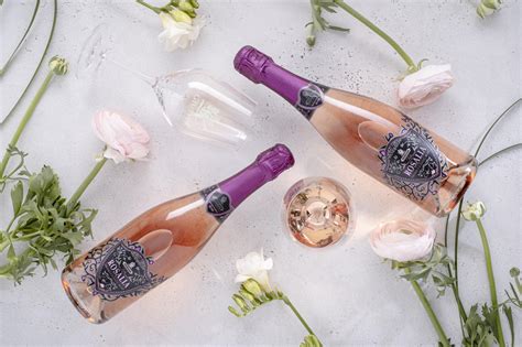 Koláž doplnkov ku kvetom (čokoláda, víno, balóny, kartičky)