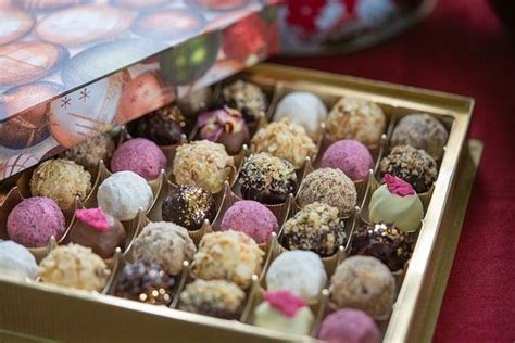 Výber belgických vaflí s rôznymi polevami a čokoládové pralinky