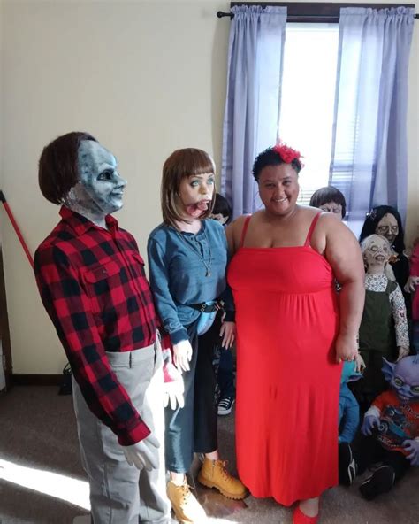 Fotografia Felicity Kadlecovej s jej zombie bábikou Kelly