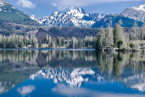 Fotografia lyžiarskeho strediska Štrbské Pleso so zasneženými svahmi a lanovkami