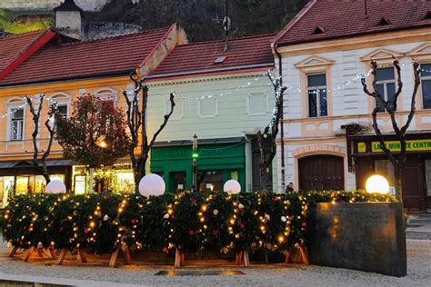 Ilustračné foto vianočných trhov a rozsvieteného stromčeka v Skalici