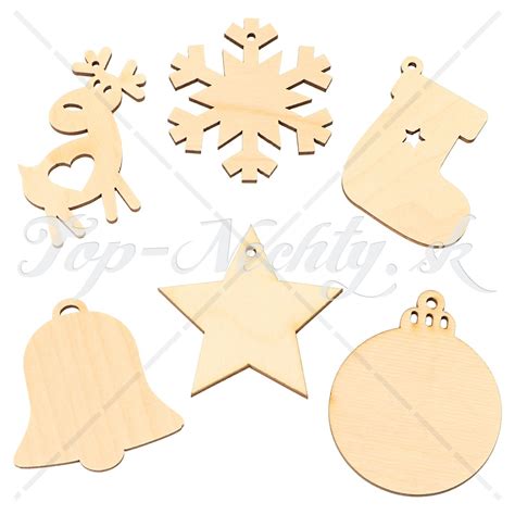 Detailná fotografia drevených ozdôb z preglejky v tvare vločiek a hviezdičiek