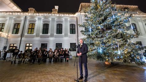 Slávnostné osvetlený vianočný stromček pred budovou parlamentu