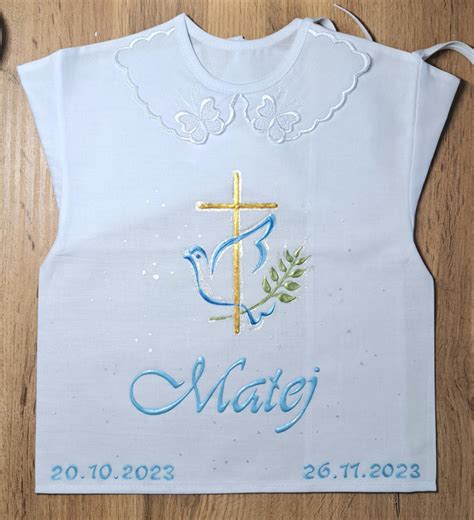 Schéma personalizácie krstnej košieľky zobrazujúca umiestnenie mena a dátumov
