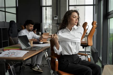 Tematické foto: Nastávajúca mamička v kancelárii s darčekom v rukách