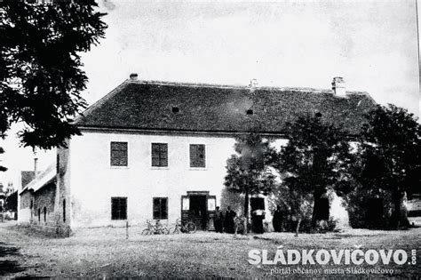 Historická fotografia alebo súčasný záber kultúrneho domu s okolím