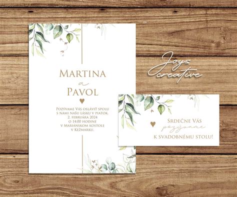 ilustračné foto: svadobné oznámenie a pozvánka s rovnakým dizajnom na drevenom stole