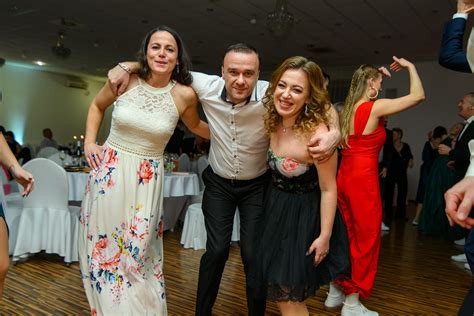 fotografia z plesu športovcov s tanečným parketom a hosťami