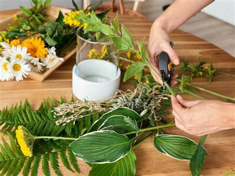 Foto: Čistenie stoniek a diagonálny rez kvetov