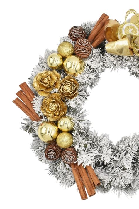 Detailné zobrazenie zdobenia venca šiškami, škoricou a sušeným ovocím pomocou tavnej pištole