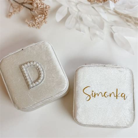 Personalizovaná biela šperkovnica s vyrytým venovaním