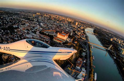 Formácia ľahkých lietadiel prelieta nad Bratislavou