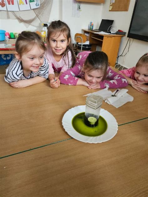 Tematické foto detí v škole alebo škôlke s darčekmi