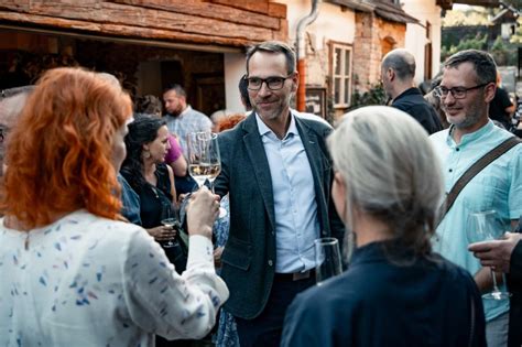 Tematická fotografia usmiateho personálu pri servírovaní welcome drinkov hosťom