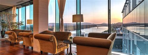 Exteriér Hotela Patrícia v Piešťanoch s výhľadom na okolitú zeleň a blízkosť rieky Váh